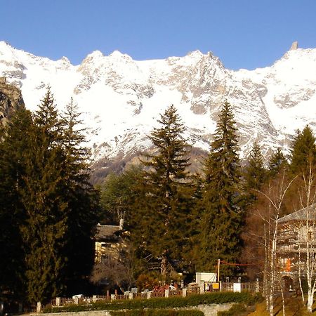 Hotel Lo Scoiattolo Courmayeur Exteriör bild