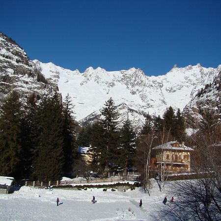 Hotel Lo Scoiattolo Courmayeur Exteriör bild