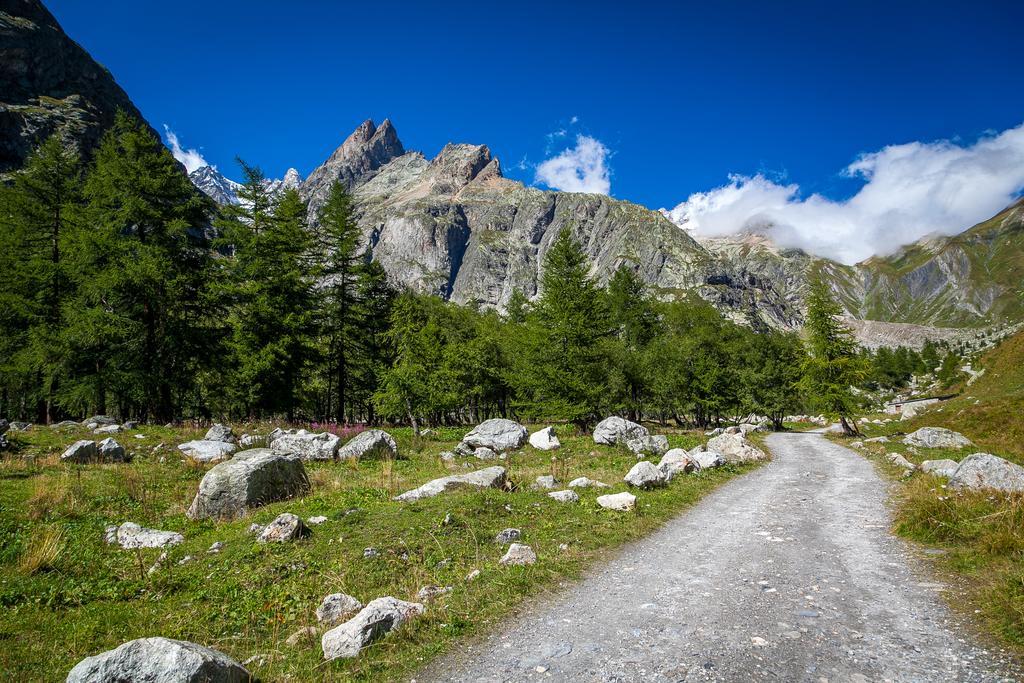 Hotel Lo Scoiattolo Courmayeur Exteriör bild